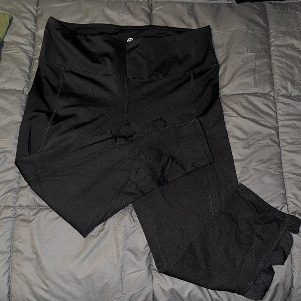 Women’s black spandex 3 quarter length pants.